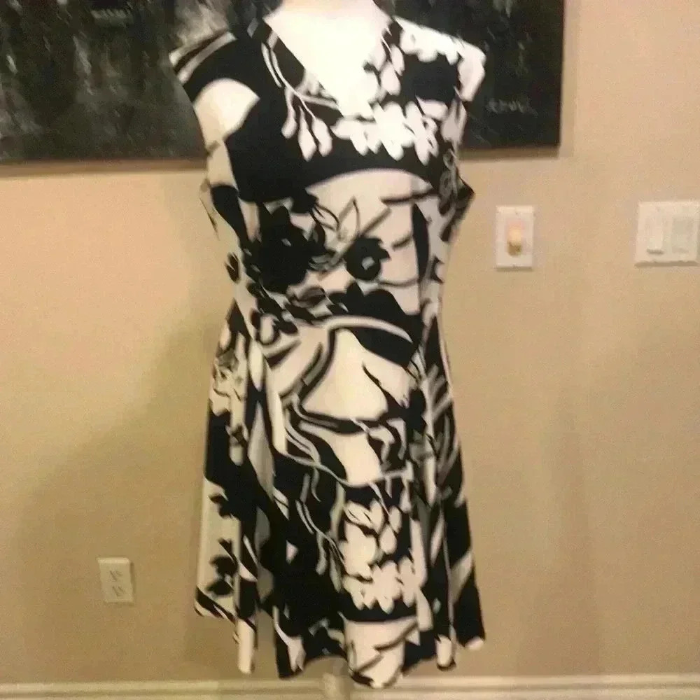 Ellen Tracy Size 14P A-Line Flare Floral Black and White Pattern MIDI length